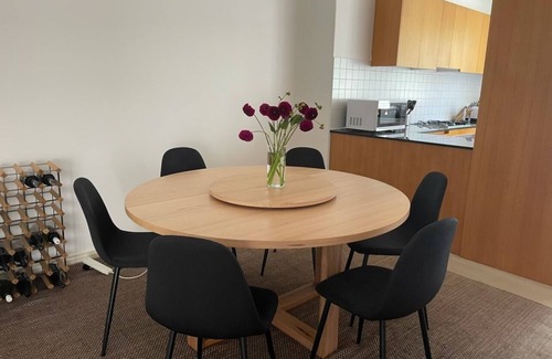 South Melbourne Apartment | 3 bedroom art deco apartment in Albert Park metres 2 mins from Albert Park shops