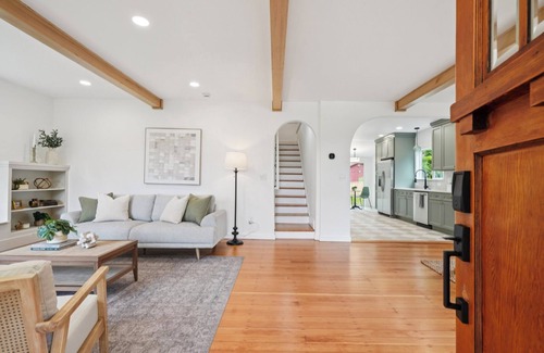 Collins View House | 3 Bedroom - Beautifully Remodeled Bungalow - Extended Stays
