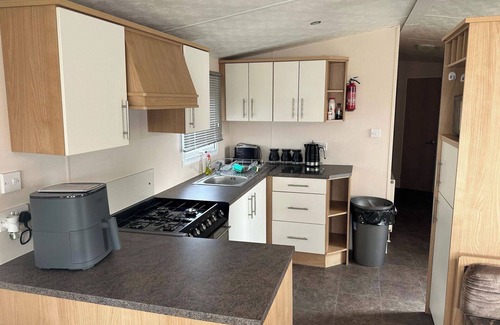 Rhyl Ski Chalet | 3 Bedroom Caravan - Sleeps 6, Pool & Garden