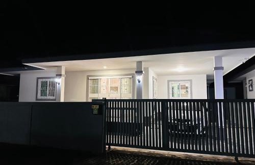 Nong Chaeng House | 3-Bedroom Chiang Mai House with Parking & Garden