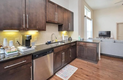 Texas Medical Center Condo | 3 Bedroom Condo 92539 by Houzlet