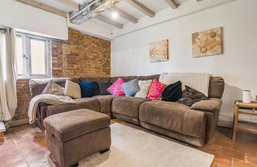 Shifnal House | 3 Bedroom Country Cottage with Private Garden