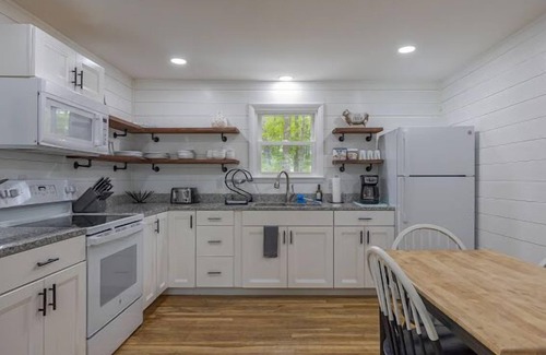 Ellsworth House | 3-bedroom Cozy Home in Ellsworth with AC, WiFi