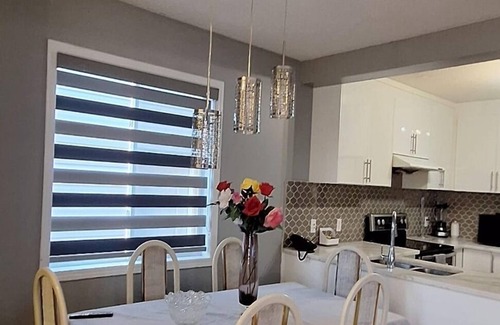 Calgary House | 3-BEDROOM FAMILY HOME 2-floor Spacious & A/C, comfy stay 2Relaxing Living Rooms