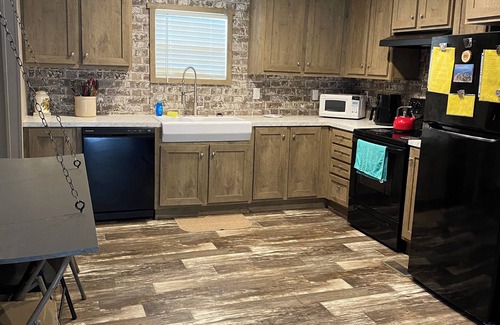 Cedar Point House | 3 bedroom getaway just 5 mins from the beach