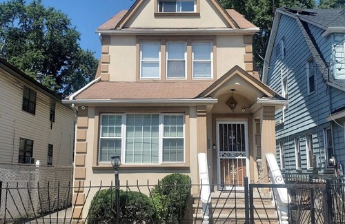 Queens House | 3 bedroom House-Full Kitchen & Bathroom, Livingroom & Dining Room