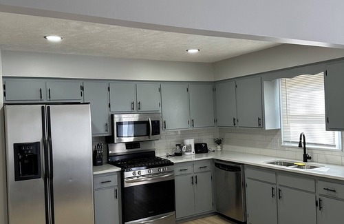 Omaha House | 3-bedroom house in awesome Omaha with WiFi, AC by Westroads Mall