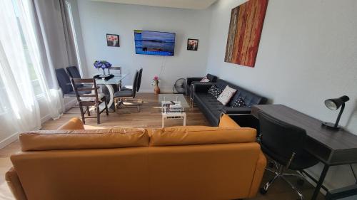 Northwest Calgary Apartment | 3 Bedroom House Near Airport and Downtown