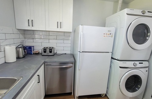 Northwest Calgary House | 3 Bedroom House Near Calgary Airport and Downtown