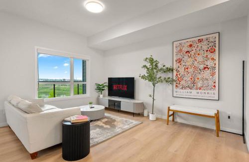 Seton House | 3 Bedroom Luxurious Seton Town Home with Central AC and Lake View