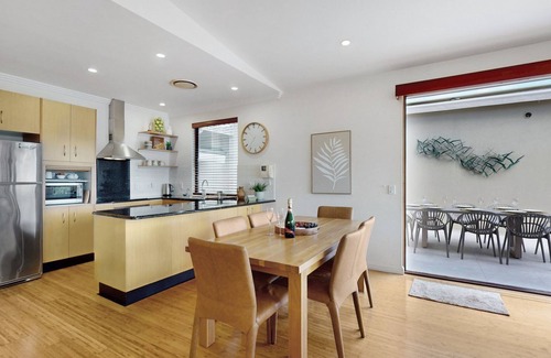 Noosaville Apartment | 3 bedroom penthouse apartment with river views
