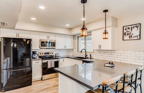Casa Granada Townhouses House | 3 Bedroom Townhome 3 FULL Baths and Office Space Near Old Town Renovated