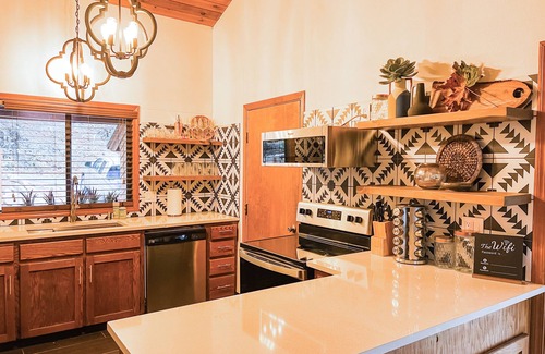 Welches House | 3 Bedroom Treehouse w/Hot Tub & Cozy Fireplace