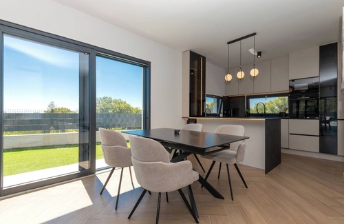 Lovrec Villa | 3-bedroom villa in charming Lovreć with pool and jacuzzi