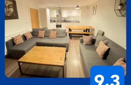 Portsmouth Apartment | 3 Bedrooms double or single beds, 2 PARKING SPACES! WIFI & Smart TV's, Balcony