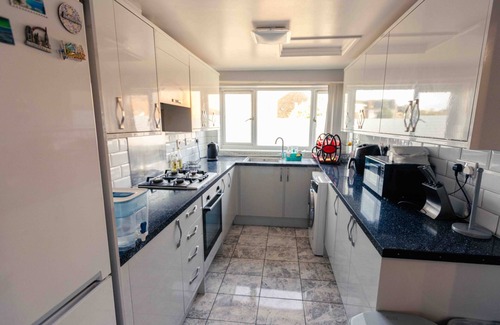 Andover House | 3 Bedrooms - Sleeps 8 - Wifi - 3 Car Parking