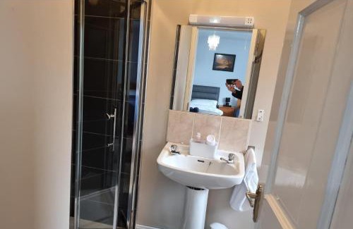 Cortober House | 3-Beds Sleep 7 with Garden & Private Parking
