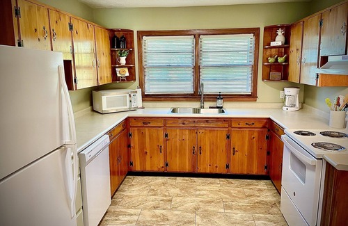 Greenway House | 3 BR*NEAR DOWNTOWN*FENCED YARD*PET FRIENDLY*