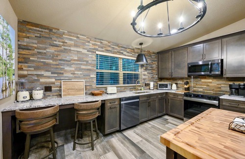 Broken Bow Cabin | 3 BR Near Gutter Chaos - 2 Min Walk W/Playground & Pickleball Court