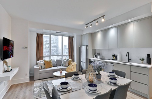 Wellington Place Apartment | 3 BR w/parking Downtown Toronto beside CN Tower, Rogers Centre and MTCC