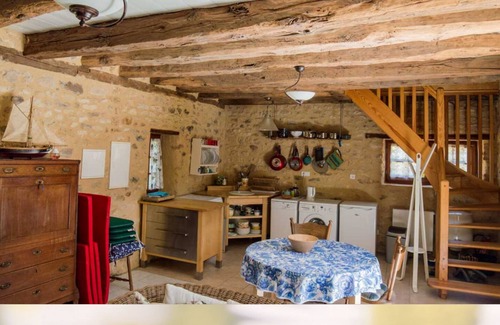 Les Eyzies House | 3 country houses. Chestnut 6 pers Clove 2 pers Hazelnut 6 pers.