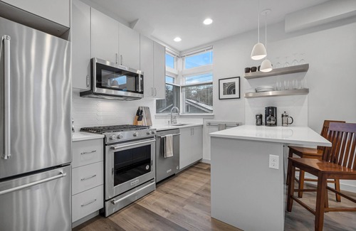 Wallingford House | 3-level Corner Townhome with Private Rooftop Deck