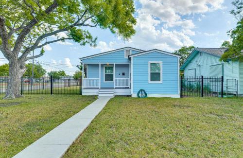 Del Mar House | 3 Mi to Beach Family Home in Corpus Christi!