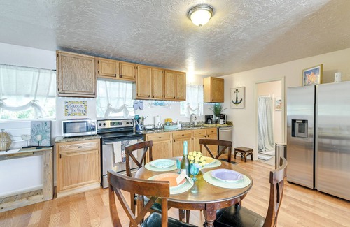 Bacliff Apartment | 3 Mi to Boardwalk: Bacliff Apartment w/Hot Tub