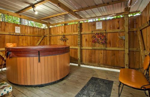 Broken Bow House | 3 Mi to Broken Bow Lake Cabin with Hot Tub and Deck!
