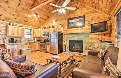 Sevierville House | 3 Mi to Dollywood Hot Tub Hideaway in Smoky Mtns