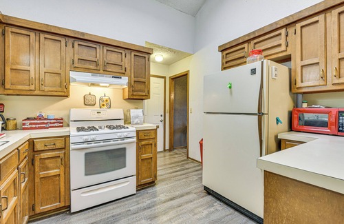 Tulsa Condo | 3 Mi to Downtown Tulsa: Cozy Retreat!