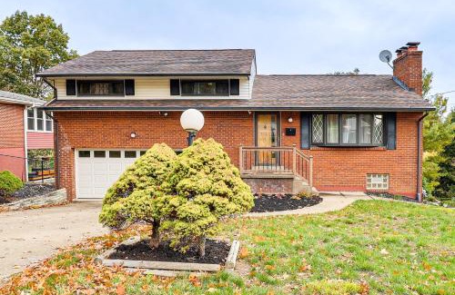 Pleasant Hills House | 3 Mi to South Park Quiet Pittsburgh Area Getaway