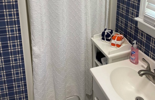 Auburn Cottage | 3 miles from the Auburn campus and Jordan Hare Stadium!