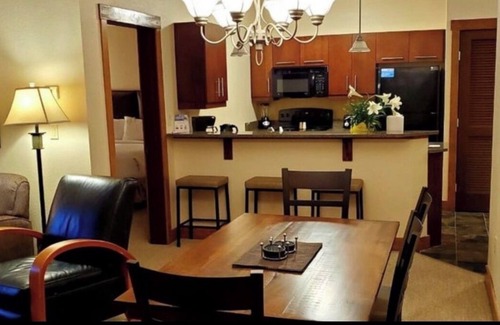 Copper Mountain Village Condo | 3 min walk to ski lift, 2 Bed 2 bath, heated parking, ski locker and hot tub