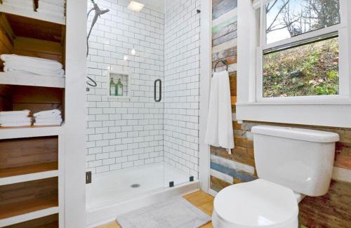 Ellijay House | 3 minutes to downtown, Hot Tub, Loft, Minutes to wineries