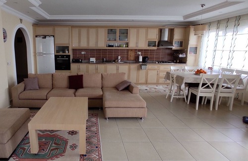 Tosmur Belediyesi Apartment | 3 minutes to the beach! Spacious and silent suite with pool.