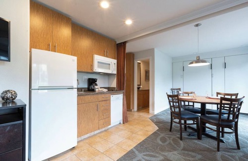 San Clemente Hotel | 3 Spacious Units, Walking distance from Riviera Beach! Parking, Pool, Jacuzzi!