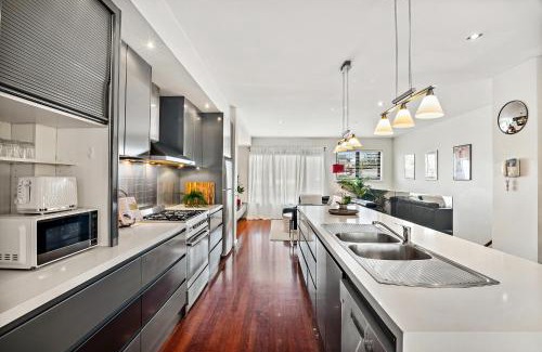 Richmond Apartment | 3 Story Zen Japanese Richmond Townhouse,Pool Table