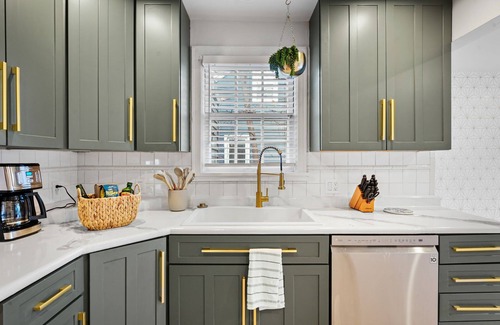 Madison House | 30+ Day - Close to Everything. Pet Friendly.