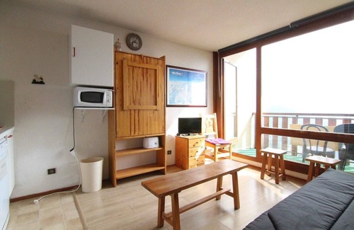 Eclose-Ouest Apartment | 300m from ski slopes, 1st floor, balcony, tv, ski locker, 26m², Alpe d'Huez