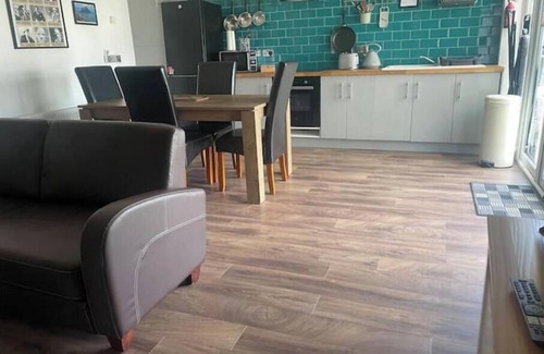 Kilcloon Cabin | 30mins Dublin Airport, 6 guests, beautiful lodge with a professional tour guide.