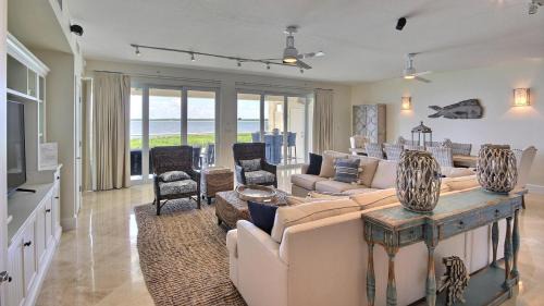 Rock Harbor Apartment | 311 Mariners Club