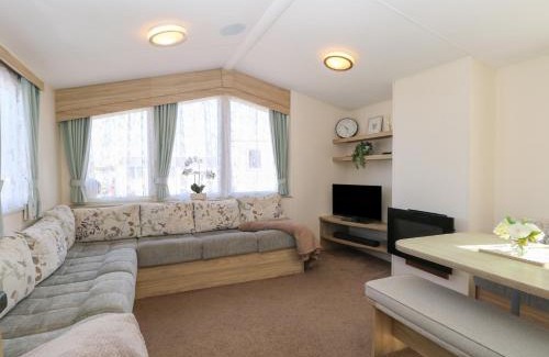 Hopton House | 31B Foxburrow Hang