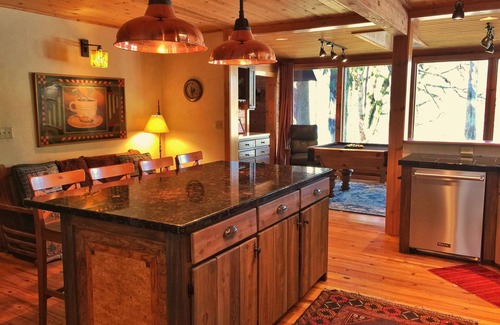 Welches Cabin | 3200 sq. ft. Rustic cabin overlooking the golf course. 15 minutes to skiing !