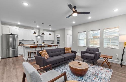 The Gate House | 3323 Uptown Elegant Escape