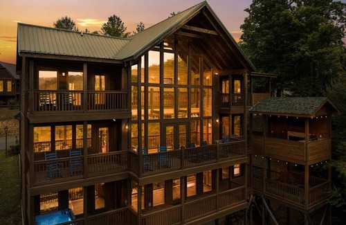 Pigeon Forge Cabin | 344 m² Cabin ∙ 5 bedrooms ∙ 16 guests