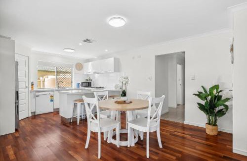 Marcoola House | 36 Petrie Avenue
