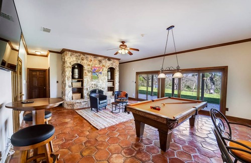 Bastrop House | 365 m² House ∙ 5 bedrooms ∙ 12 guests