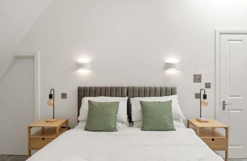 Coulsdon West Apartment | 3bd Stylish Modern l FREE Parking