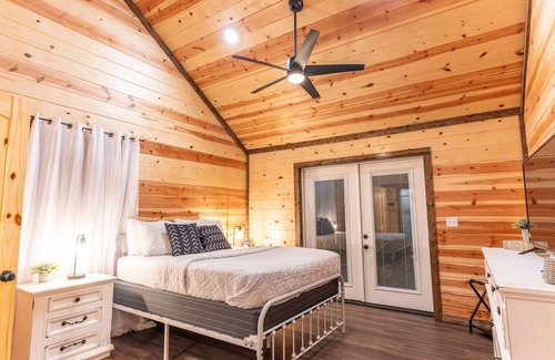 Golden Cabin | 3Bdr + Loft ON RIVER w/Entertainment for All and Pet Friendly
